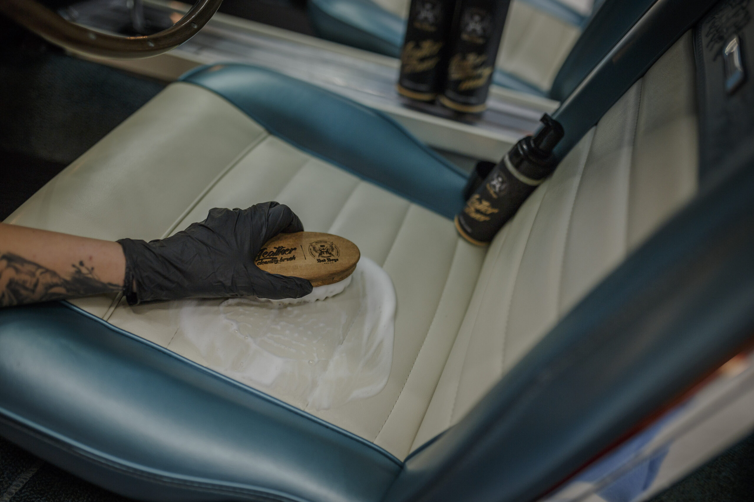 mustang_white_bialy_bad_boys_wax_wosk_detaili0ng_leather_cleaner_26 Leather Cleaner 500ml - Imagen 4